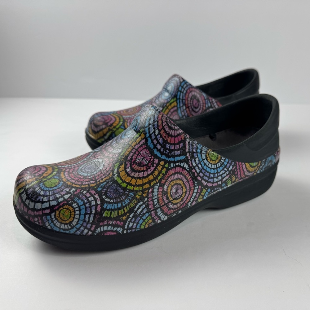 CROCS Women’s Neria Pro ll graphic work clogs geometric patterns size 9